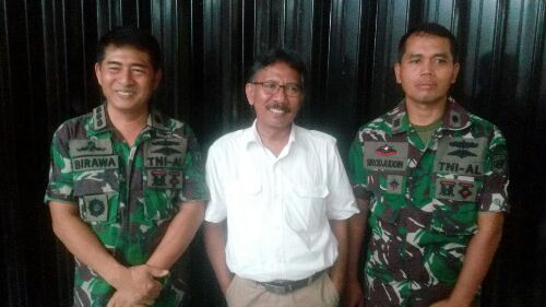 Dari kiri, Kolonel Laut Birawa Budijuwana, Mochammad Said Utomo selaku Ketua Yayasan Lembaga Perlindungan Konsumen (YLPK) Jawa Timur dan rekan. 