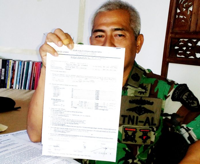 Kolonel Laut Birawa Budijuwana menunjukan bukti surat pemesanan dan bukti pembayaran angsuran unit apartemen puncak cbd - bisnissurabaya.com